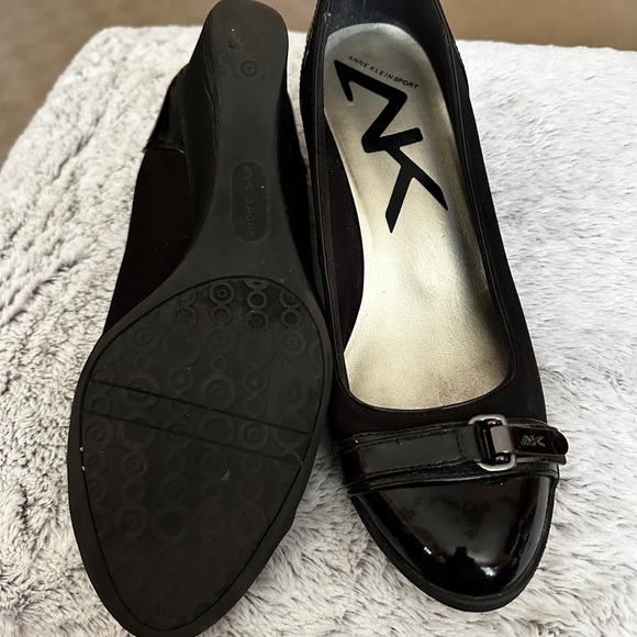 Anne Klein size 10 2” Low Wedge Dress Pump in Black - Picture 4 of 6
